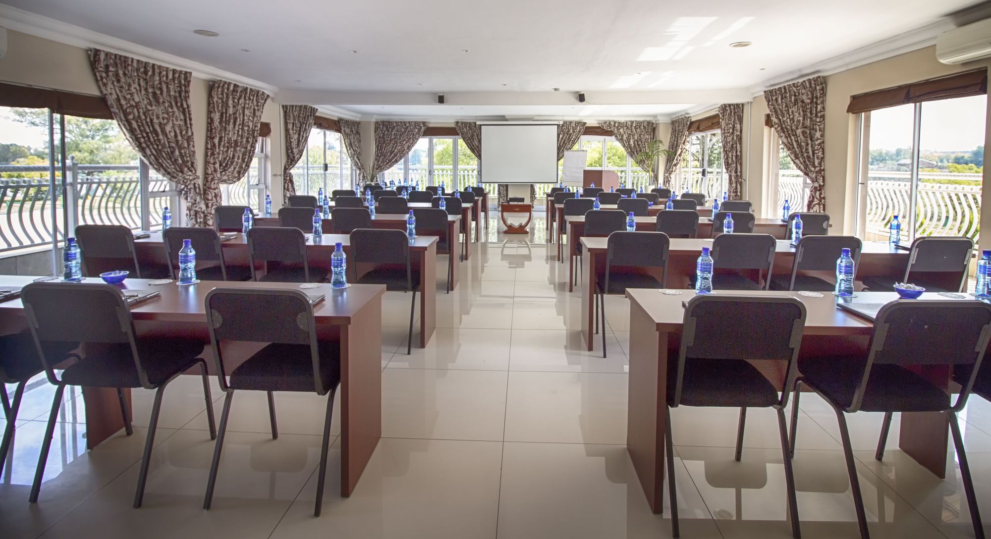 Фото Lakeview Boutique Hotel & Conference Center