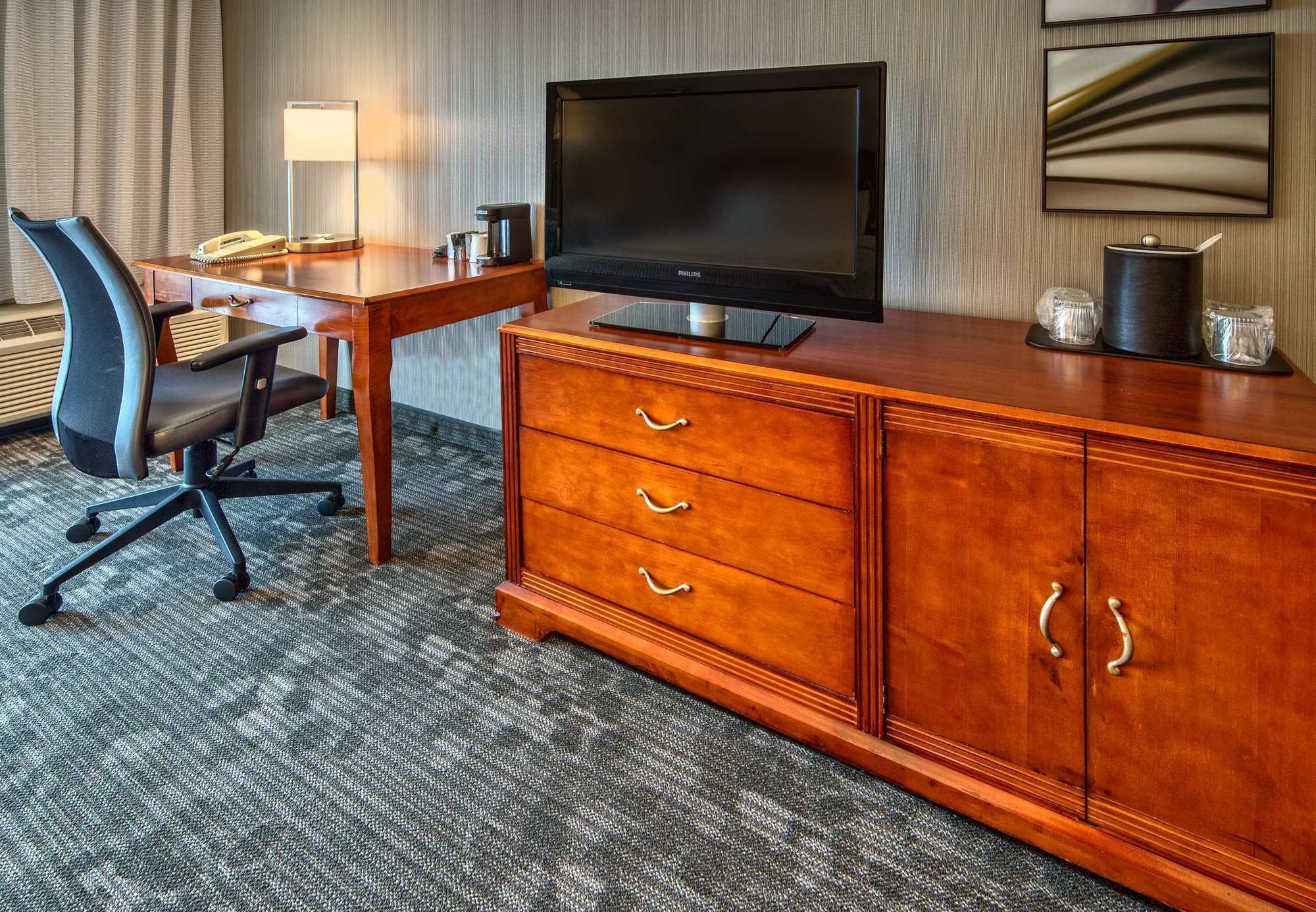 Фото Courtyard by Marriott Springfield