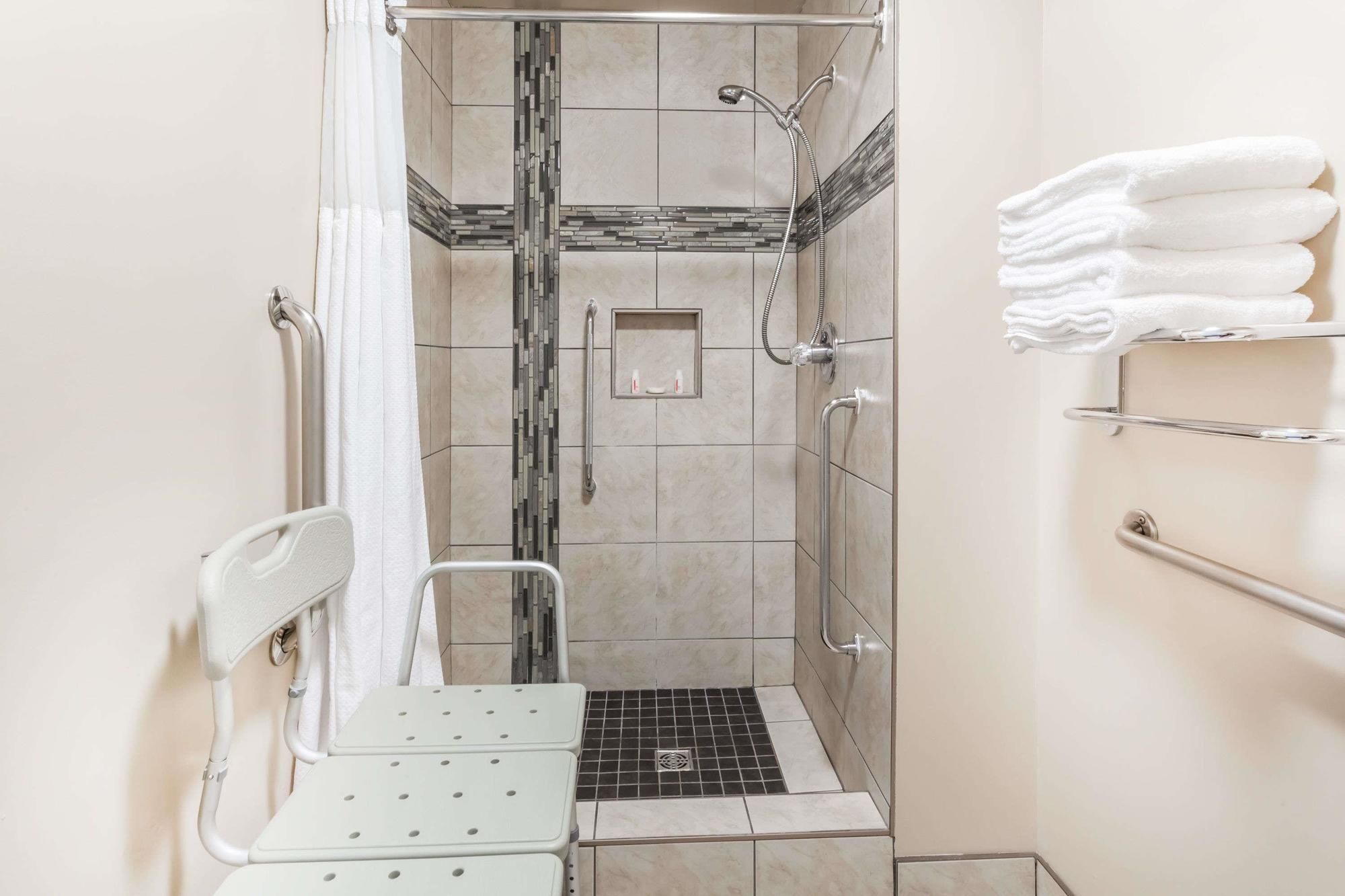 Фото Super 8 by Wyndham Saskatoon Near Saskatoon Airport