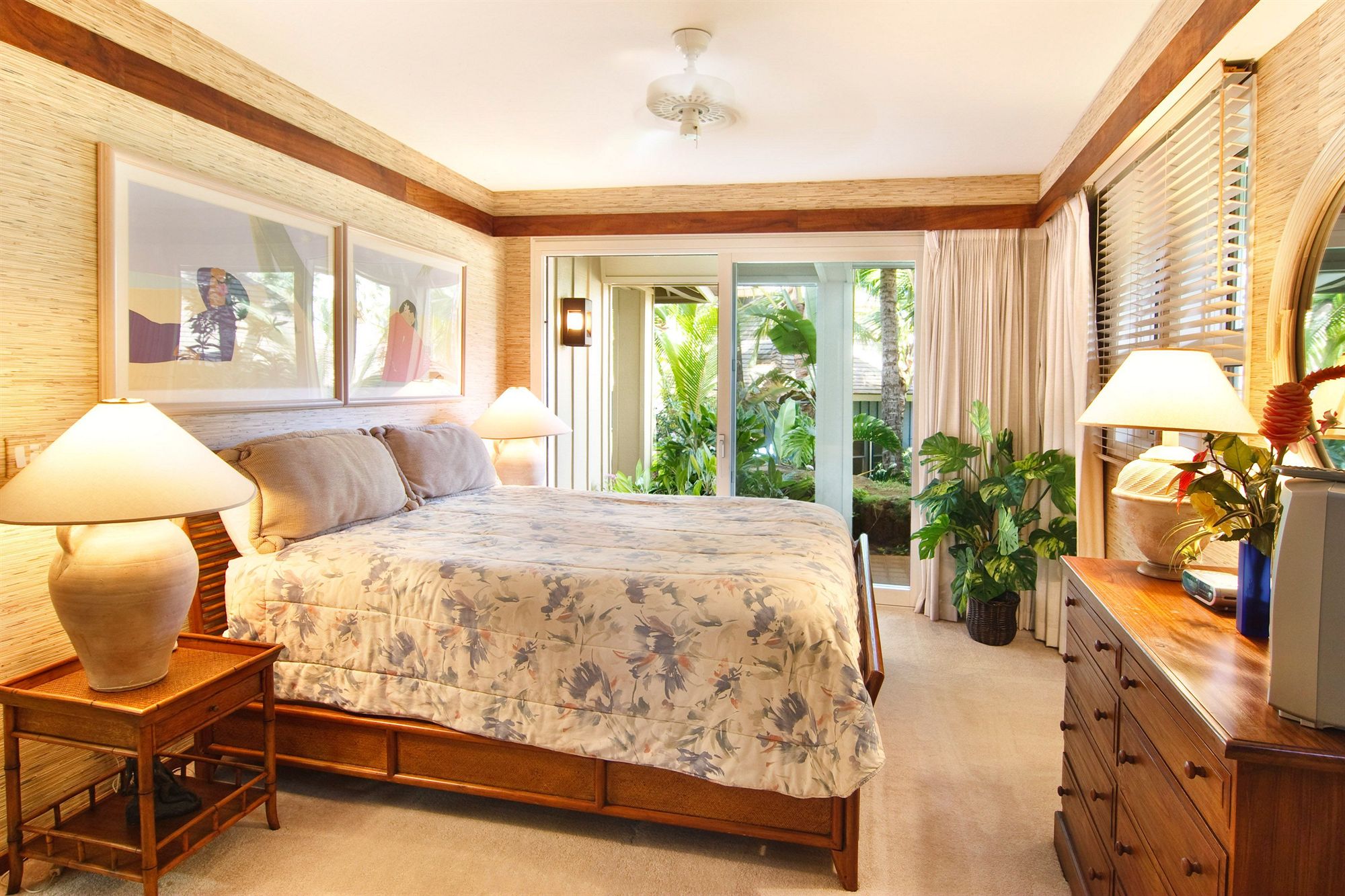 Фото Whalers Cove Oceanfront Resort