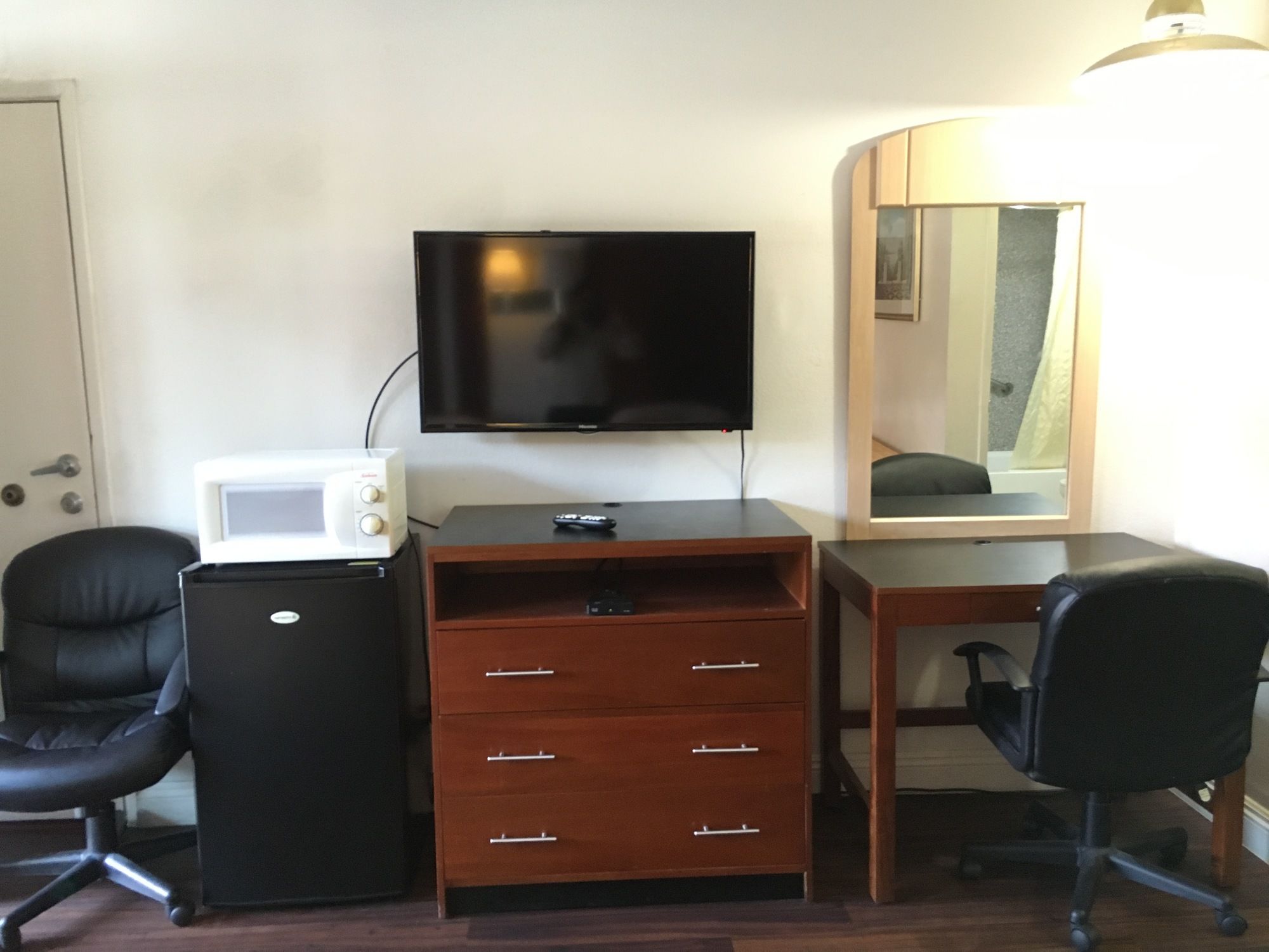 Фото Riverside Inn & Suites