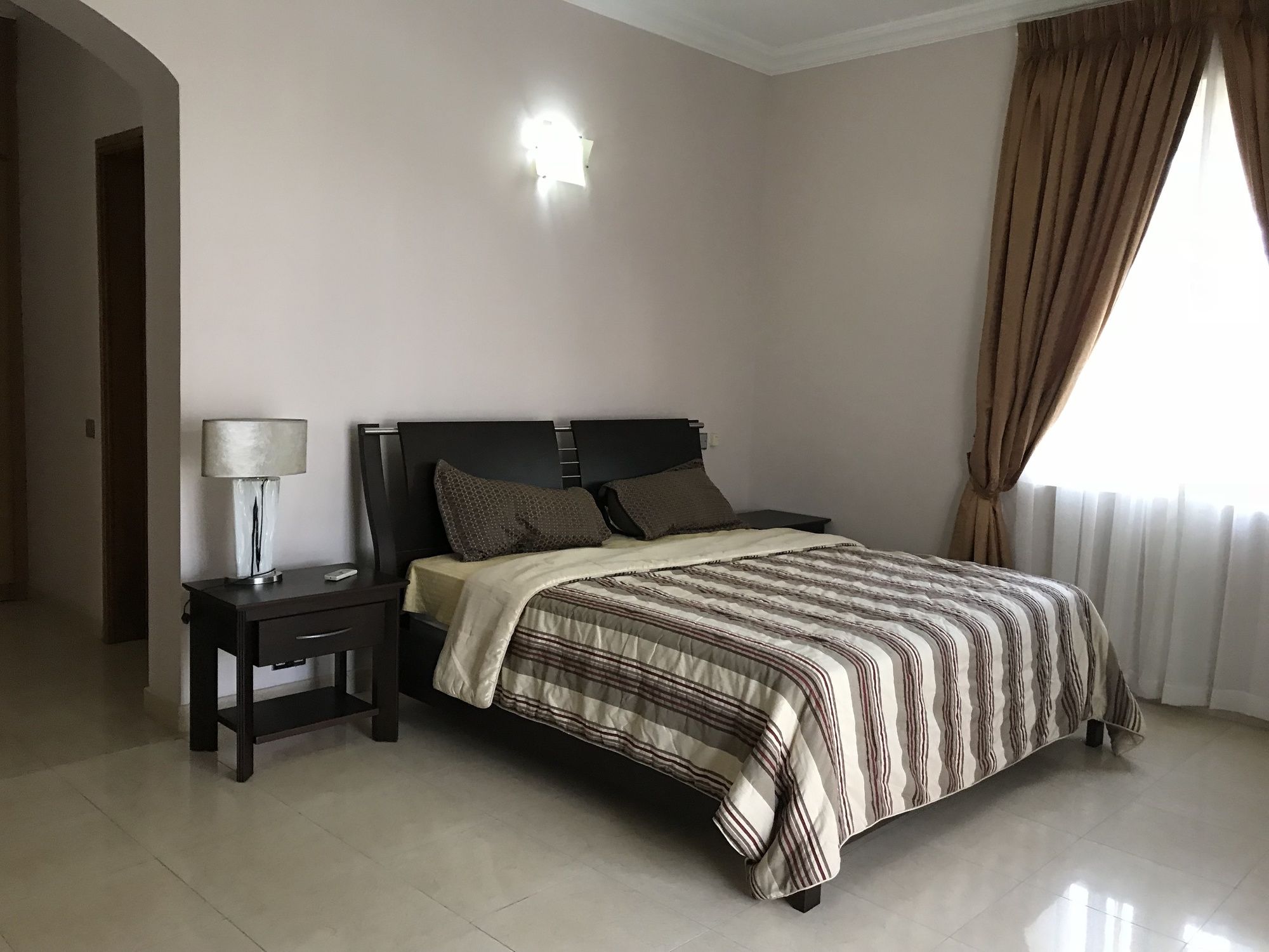 Фото Helena Court Apartments