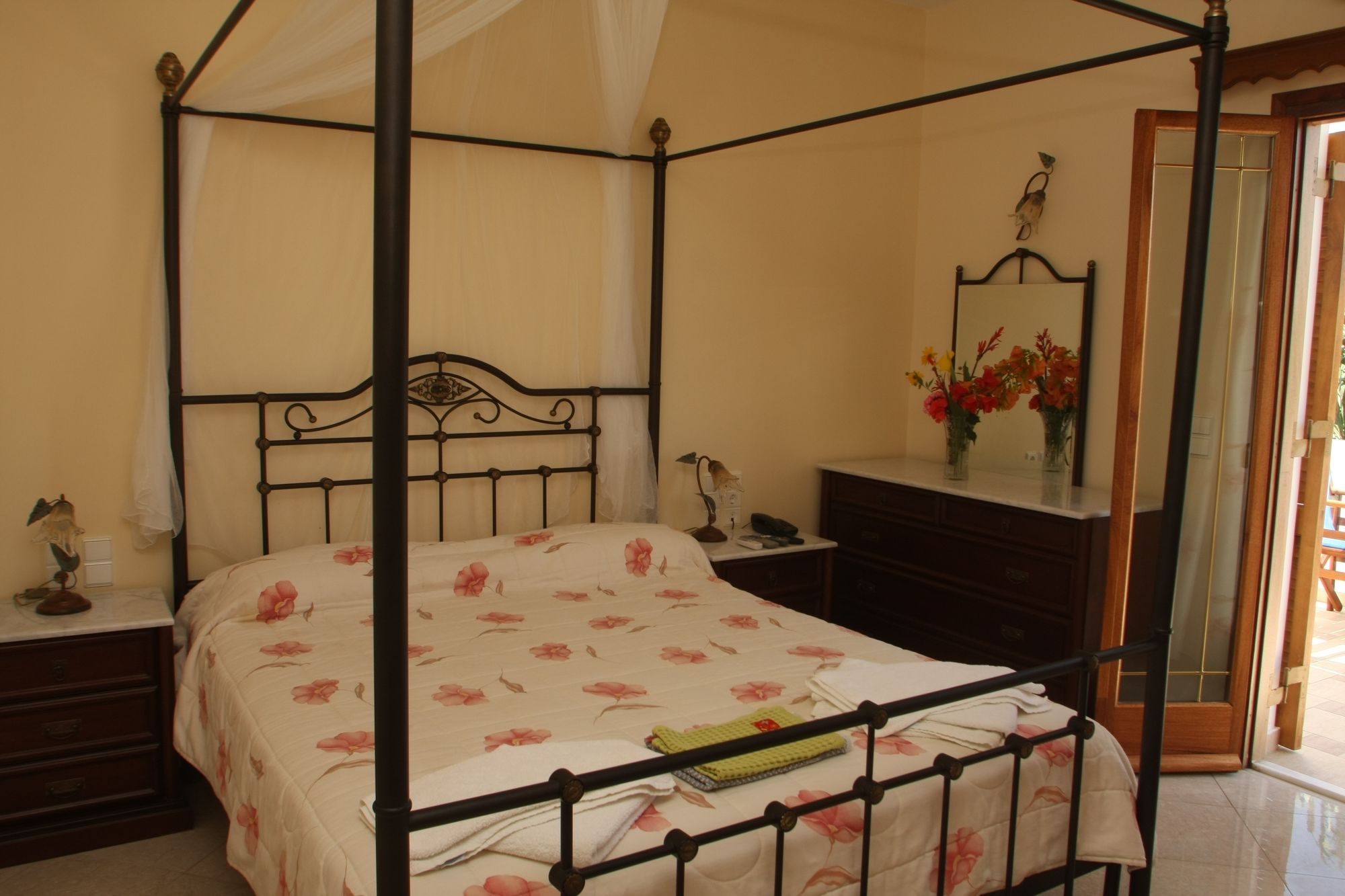 Фото Birikos Hotel & Suites