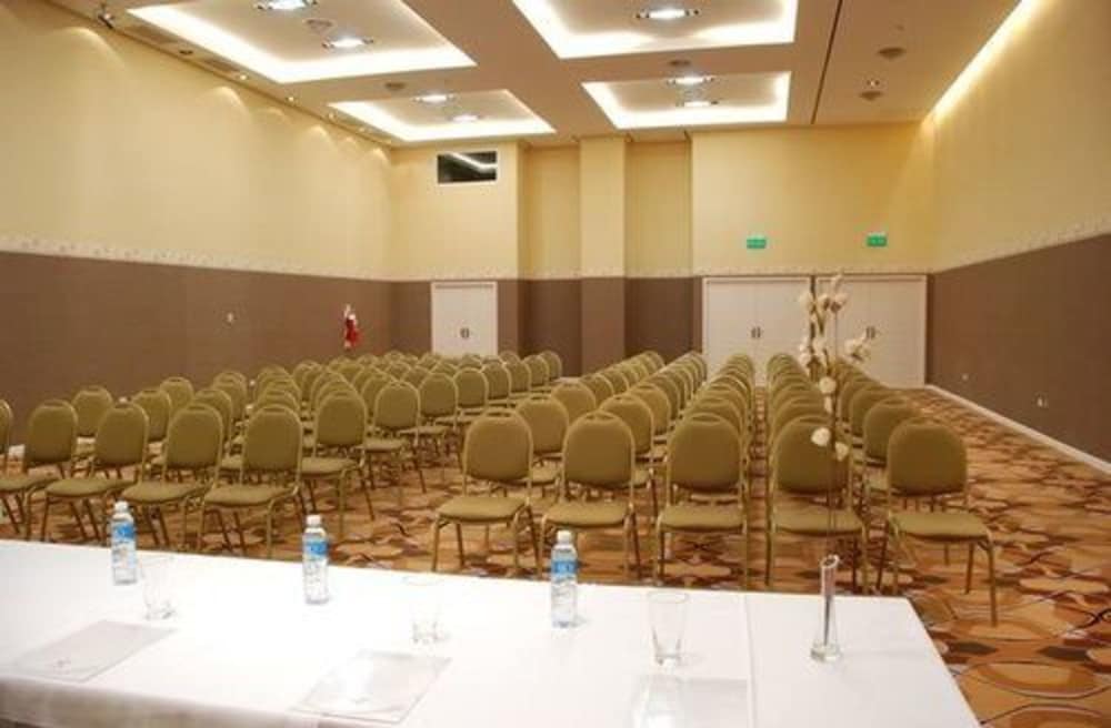 Фото Howard Johnson by Wyndham Villa Maria Casino