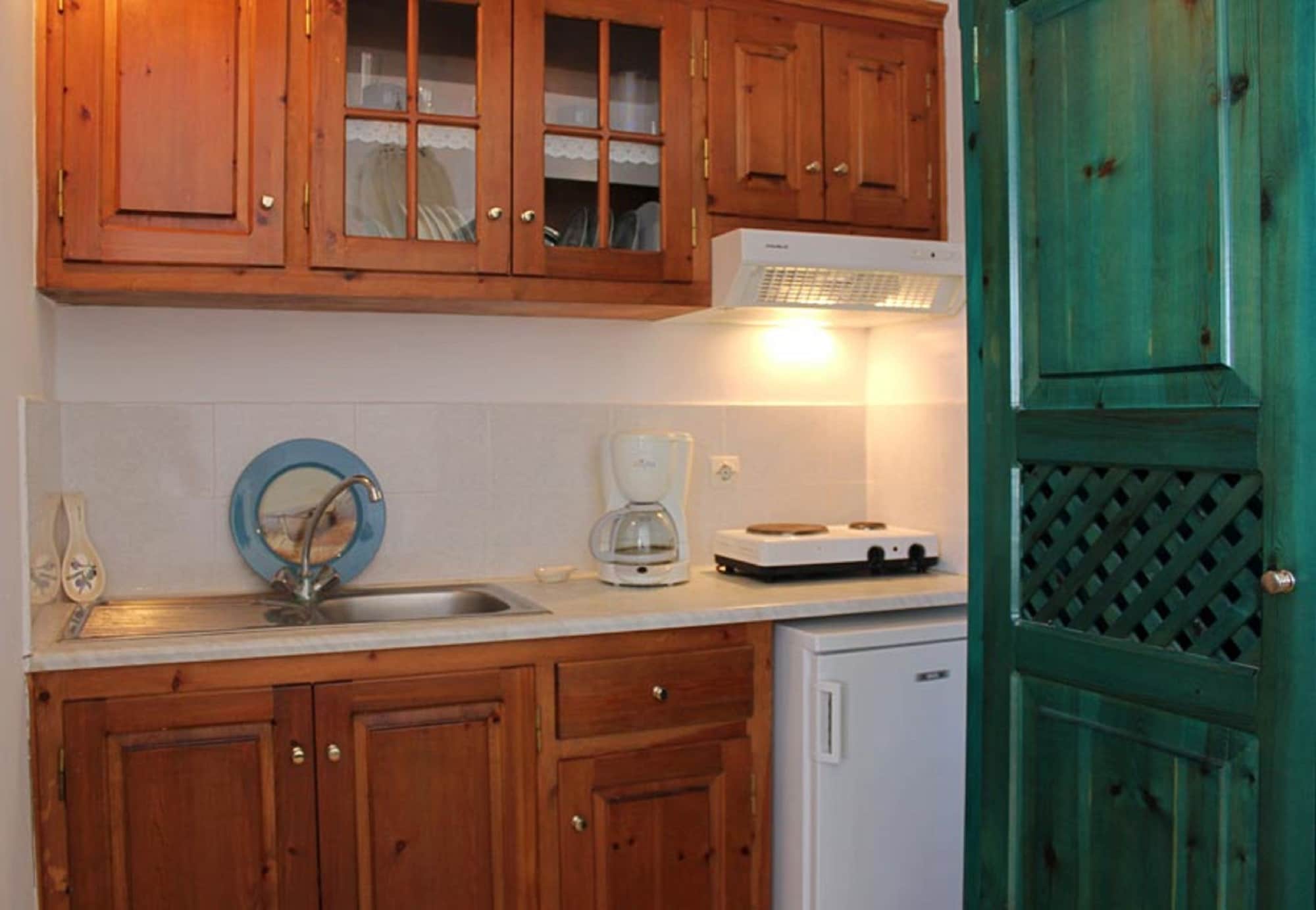 Фото Vrachia Studios & Apartments