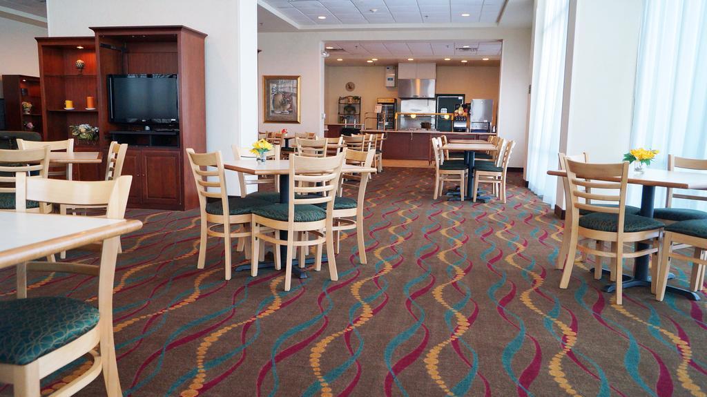 Фото Clarion Suites at the Alliant Energy Center