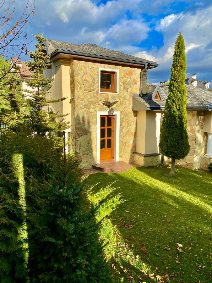 Фото Aston Martin Tower Art