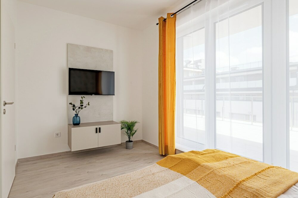 Фото WestSide Garden Apartments by Urbanrent