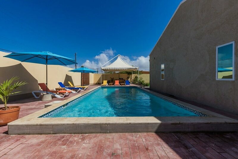 Апартаменты 2 Queen Studio w Pool BBQ Hotwater Close 2 Beach в Ноорде