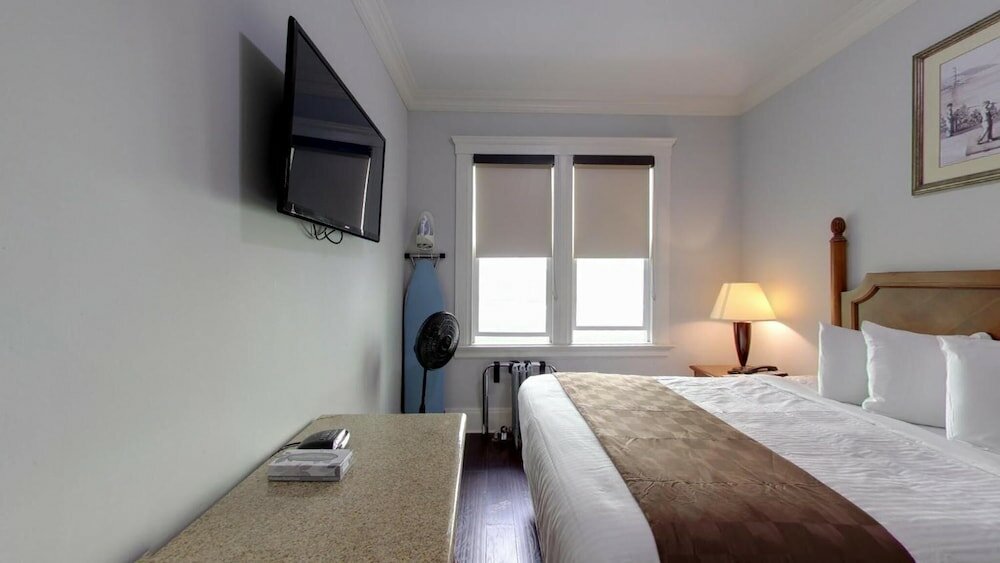 Фото Warfield Hotel