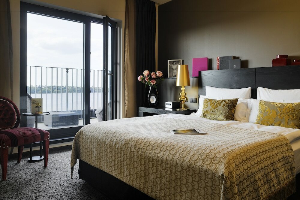 Фото The George Hotel