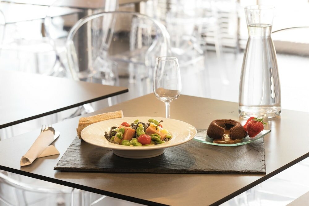 Фото Hôtel Kyriad La Rochelle Centre Ville