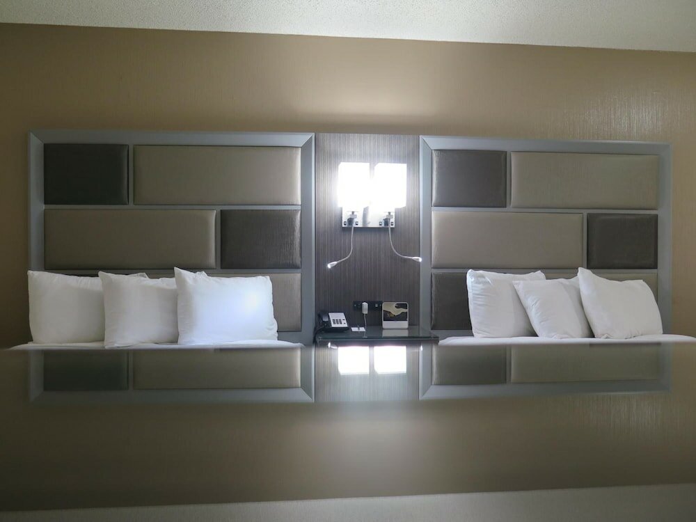 Фото Bonanza Inn & Suites