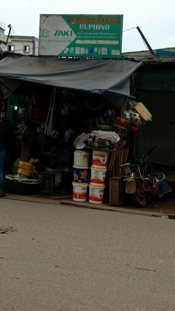 Hardware hypermarket Ruphino, Douala, photo