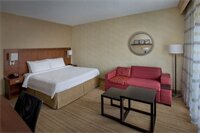 Фото Courtyard by Marriott Newark Liberty International Airport