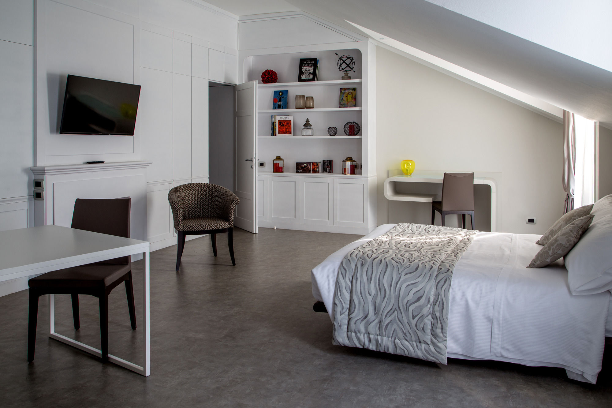 Фото Montenapoleone Suites