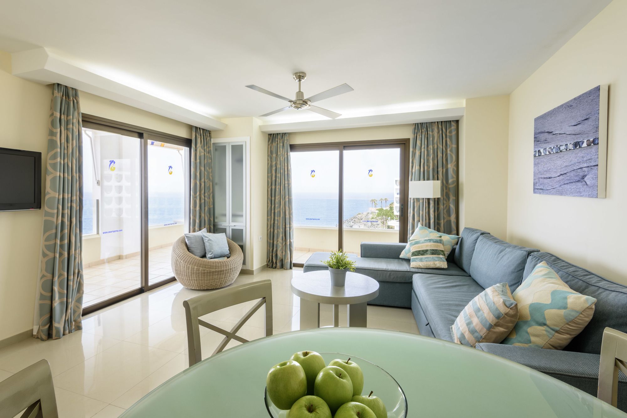Фото Pearly Grey Ocean Club Apartments & Suites