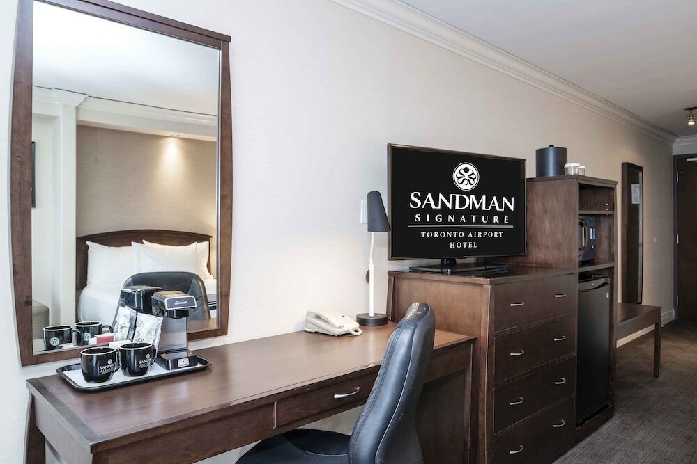 Фото Sandman Signature Toronto Airport Hotel