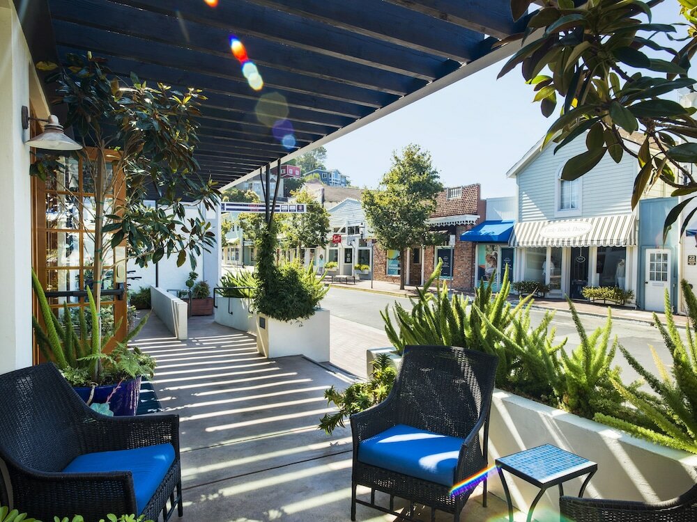 Фото Waters Edge Hotel