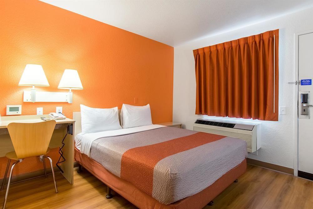 Фото Motel 6 Buena Park, Ca - Knotts Berry Farm - Disneyland