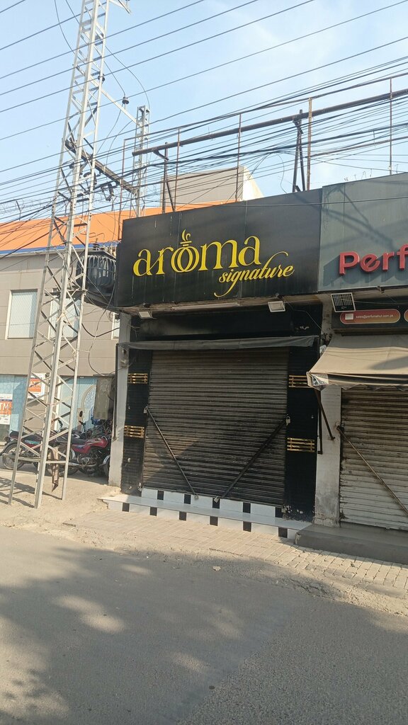 Perfume and cosmetics shop Aroma signature, Lahore, photo