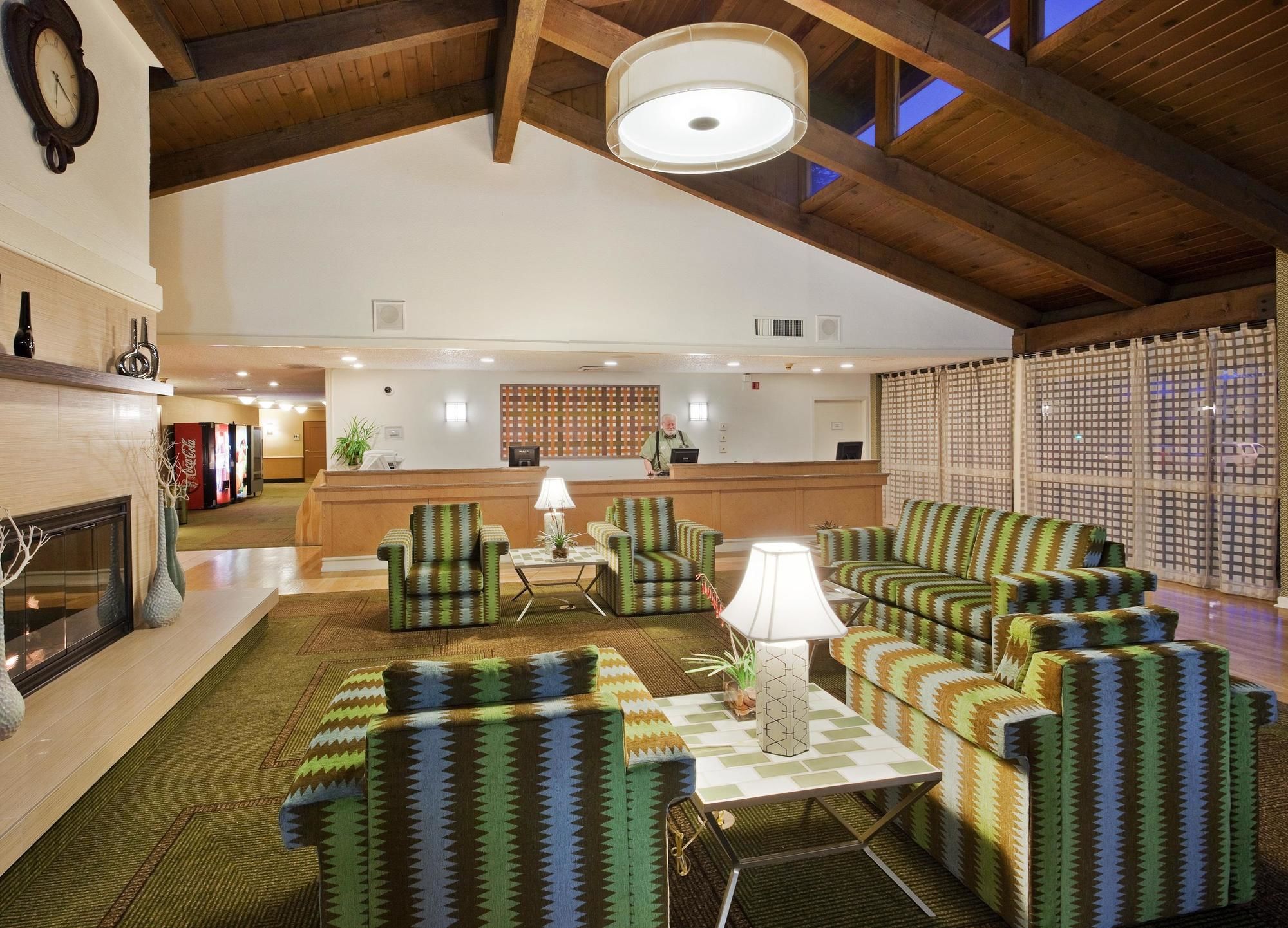 Фото La Quinta Inn & Suites by Wyndham Redding
