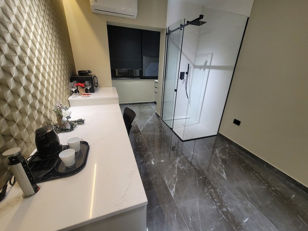 Фото La Mirage Suites & Apartments