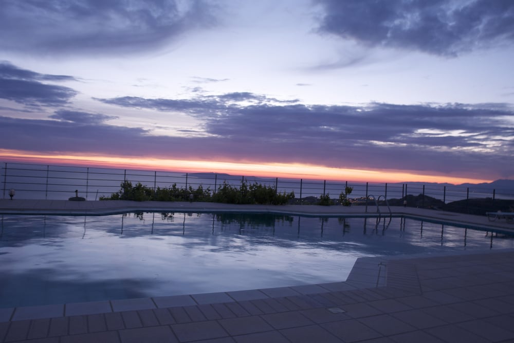 Фото Nymphes Luxury Apartments