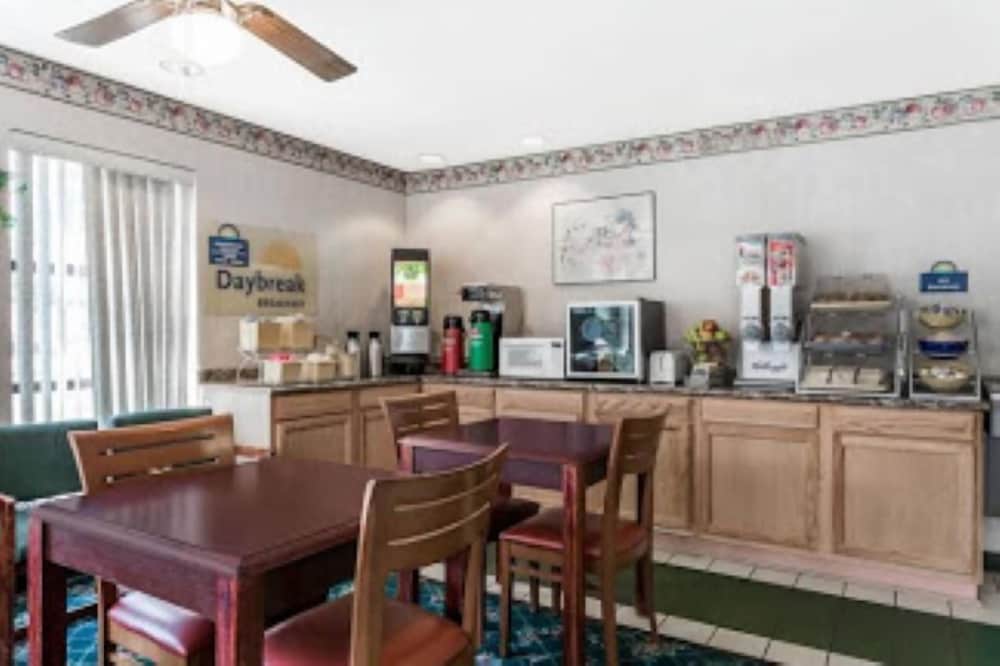 Фото Brentwood Inn & Suites