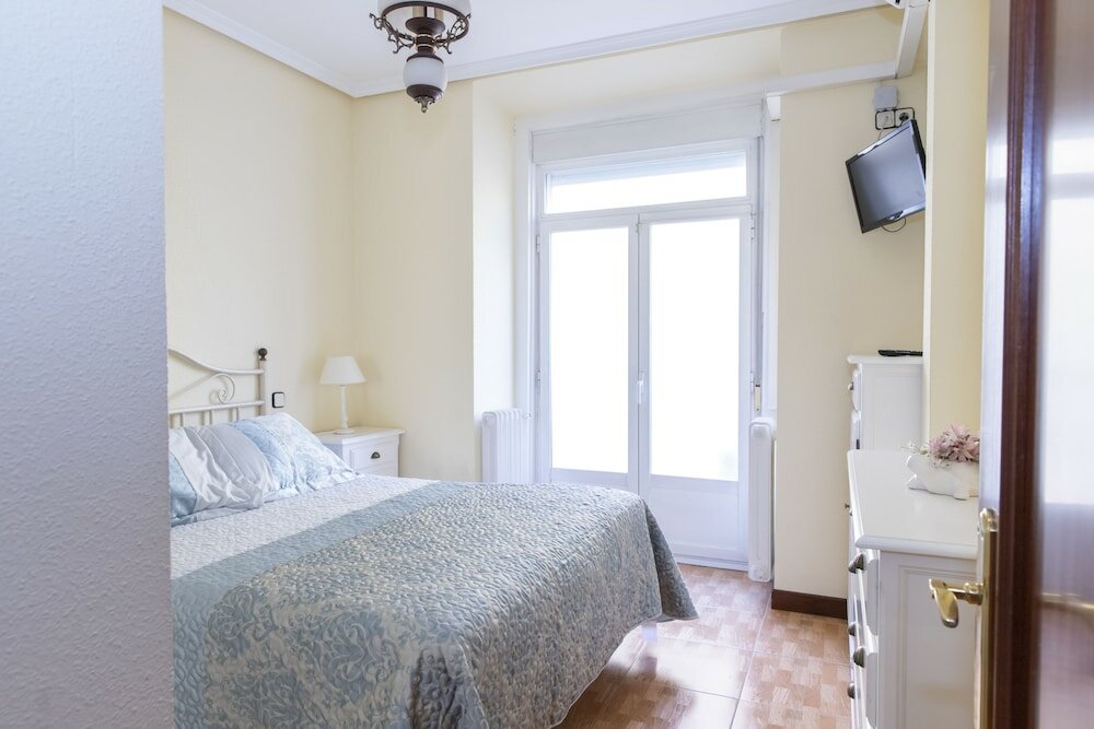 Фото Hostal Tokio