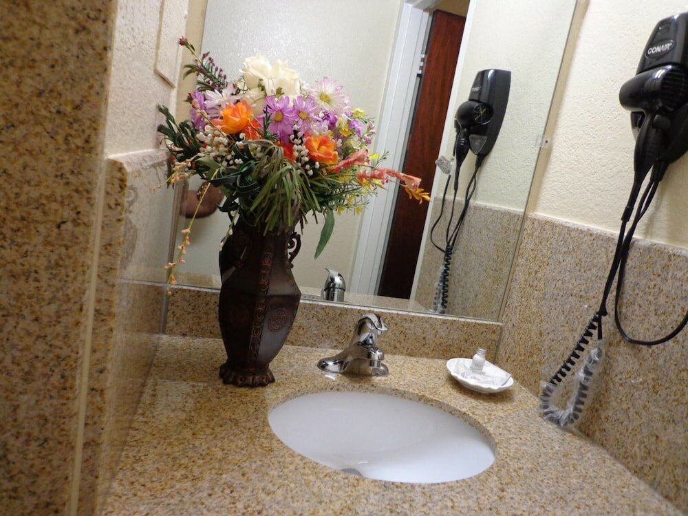 Фото Economy Inn Express Warren