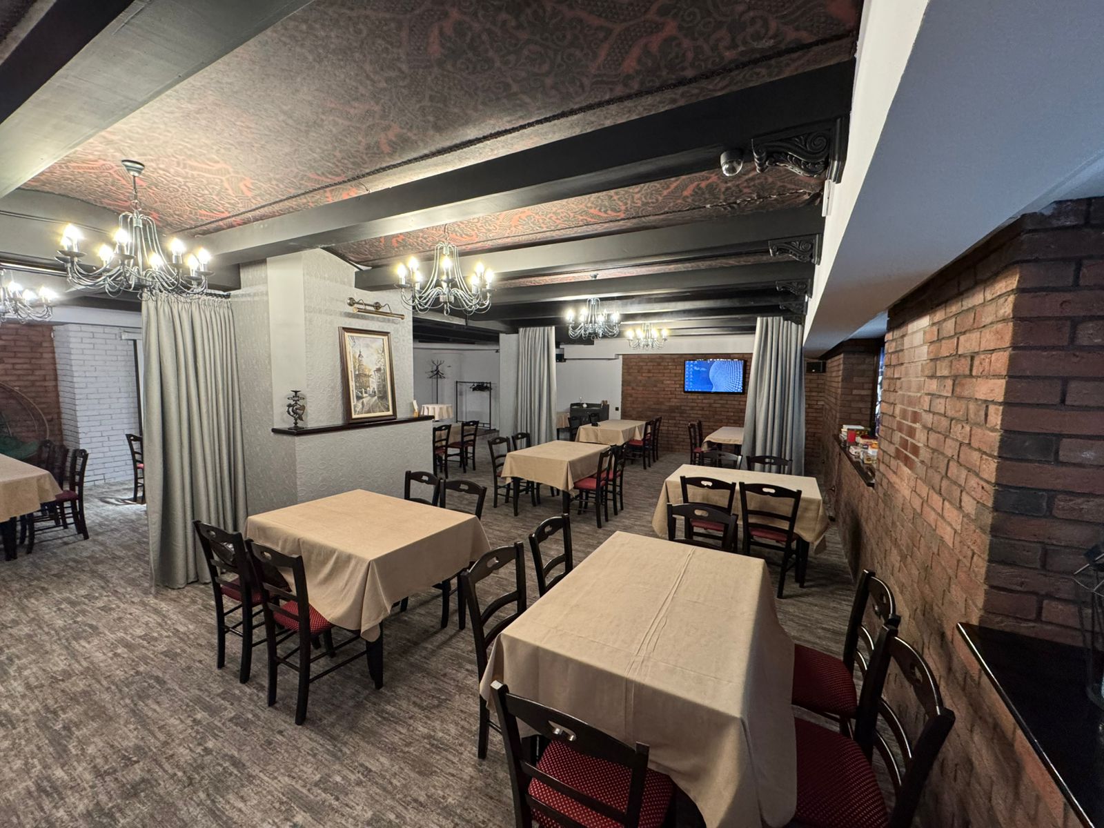 Kochada barcha otkinchilar ayolni sikishdi (porno video)