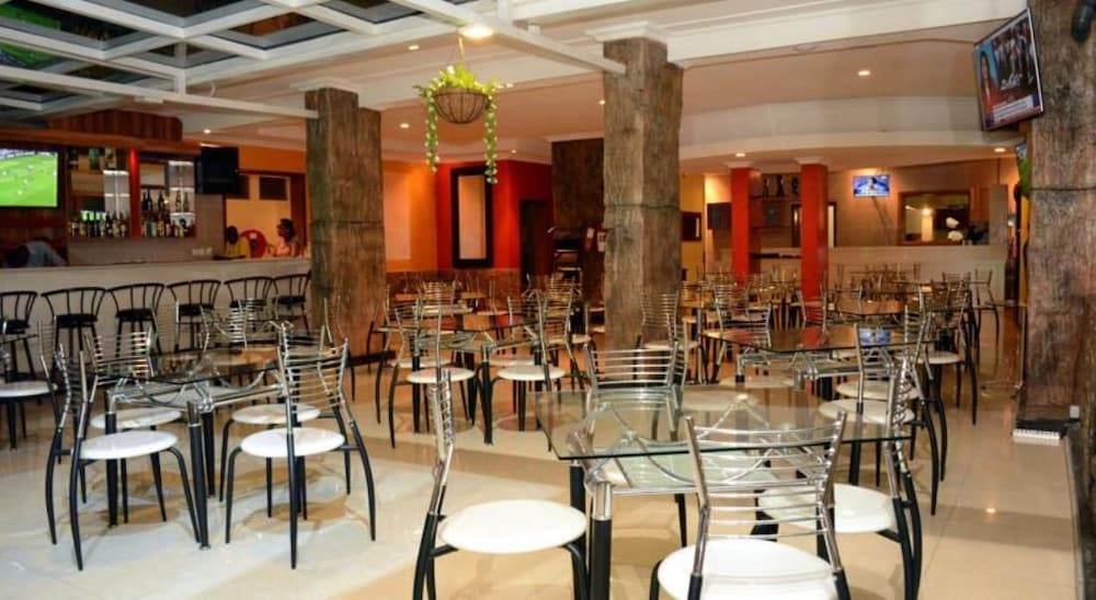 Фото La Posh Hotel