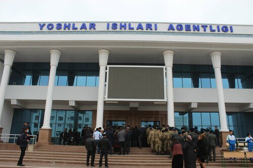 U Internetda uni Moskvada bir kechalik turmush qurish uchun qidirmoqda.