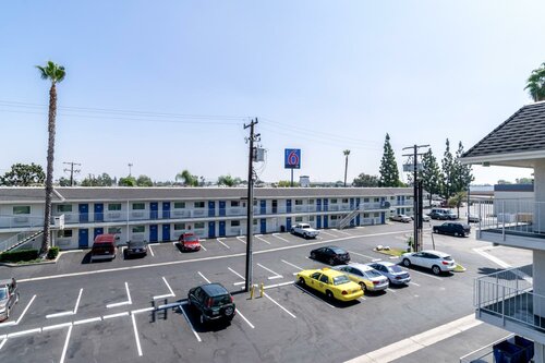 Внешний вид отеля Motel 6 Anaheim, Ca - Fullerton East в Анахайме, фото 5