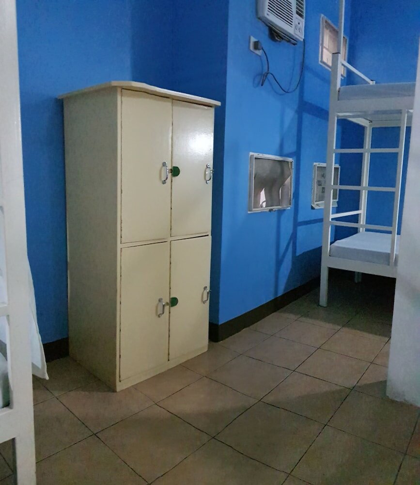 Фото Crossroads Hostel Manila
