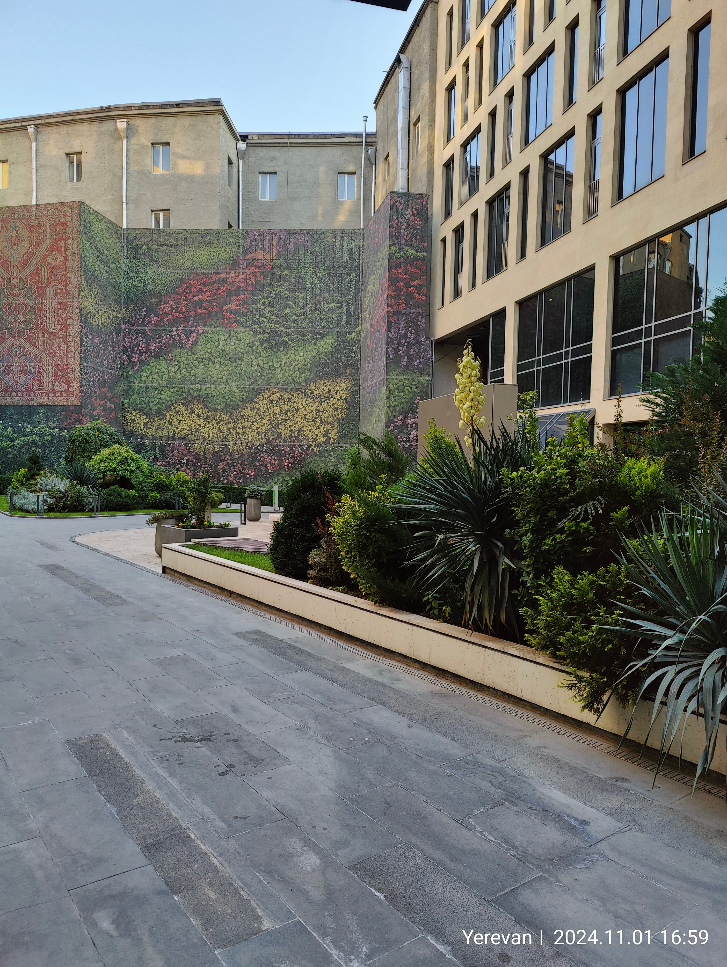 Фото Holiday Inn Yerevan Republic Square