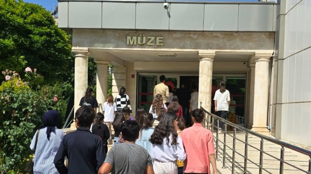 School Bicakci Middle School, Batman, photo