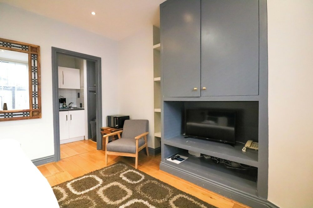 Фото Earl's Court - Longridge Road