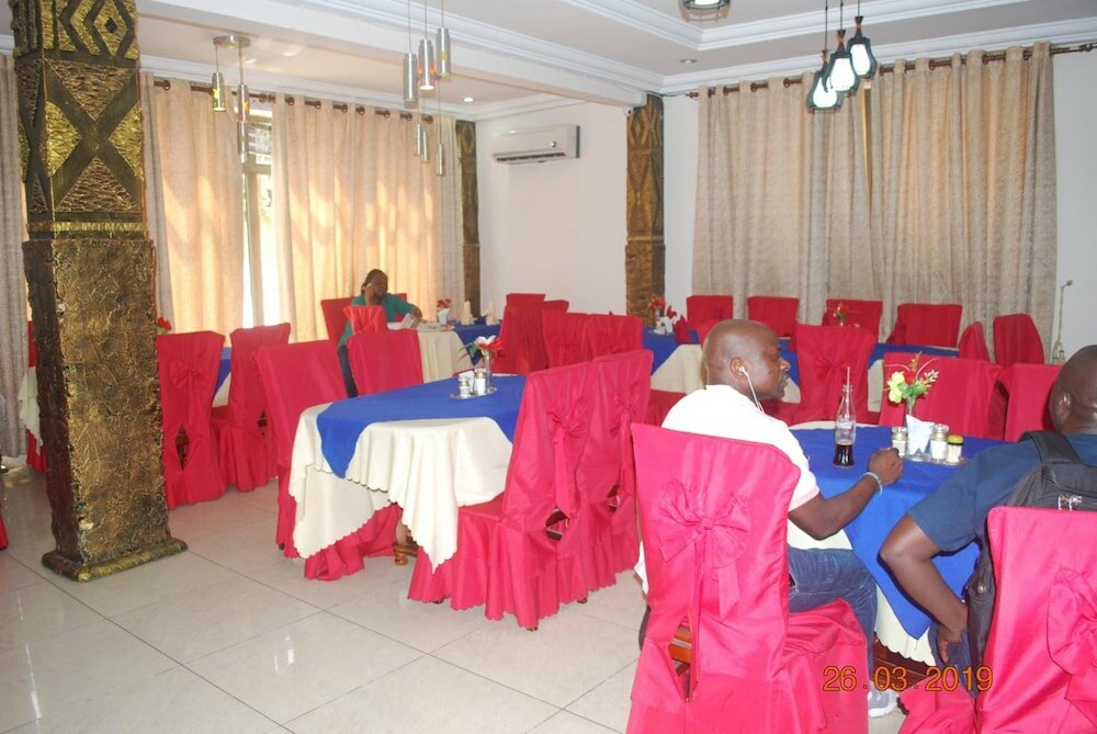 Фото Ampomaah Hotel