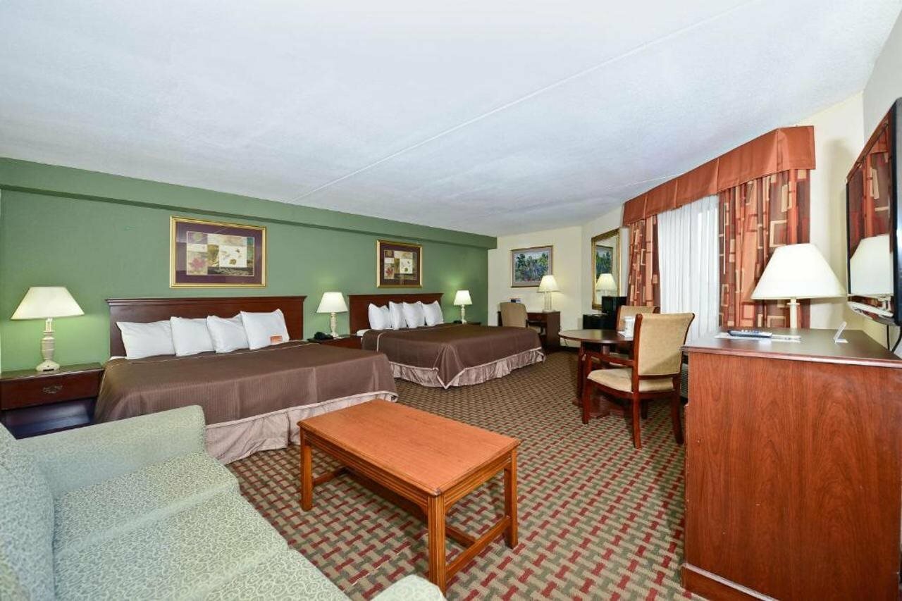 Фото Howard Johnson Hotel by Wyndham Newark Airport