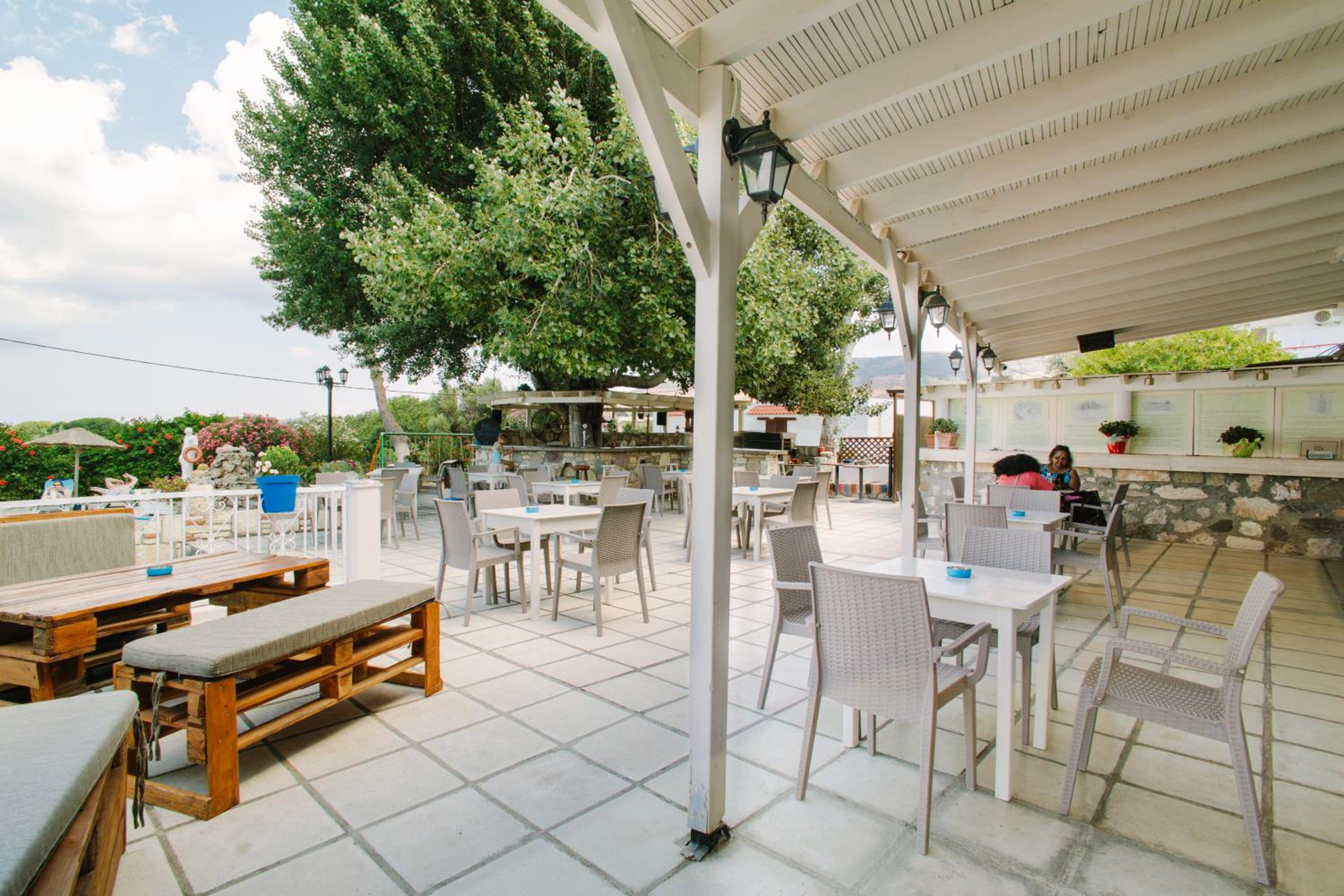 Фото Ampavris Family Apartments