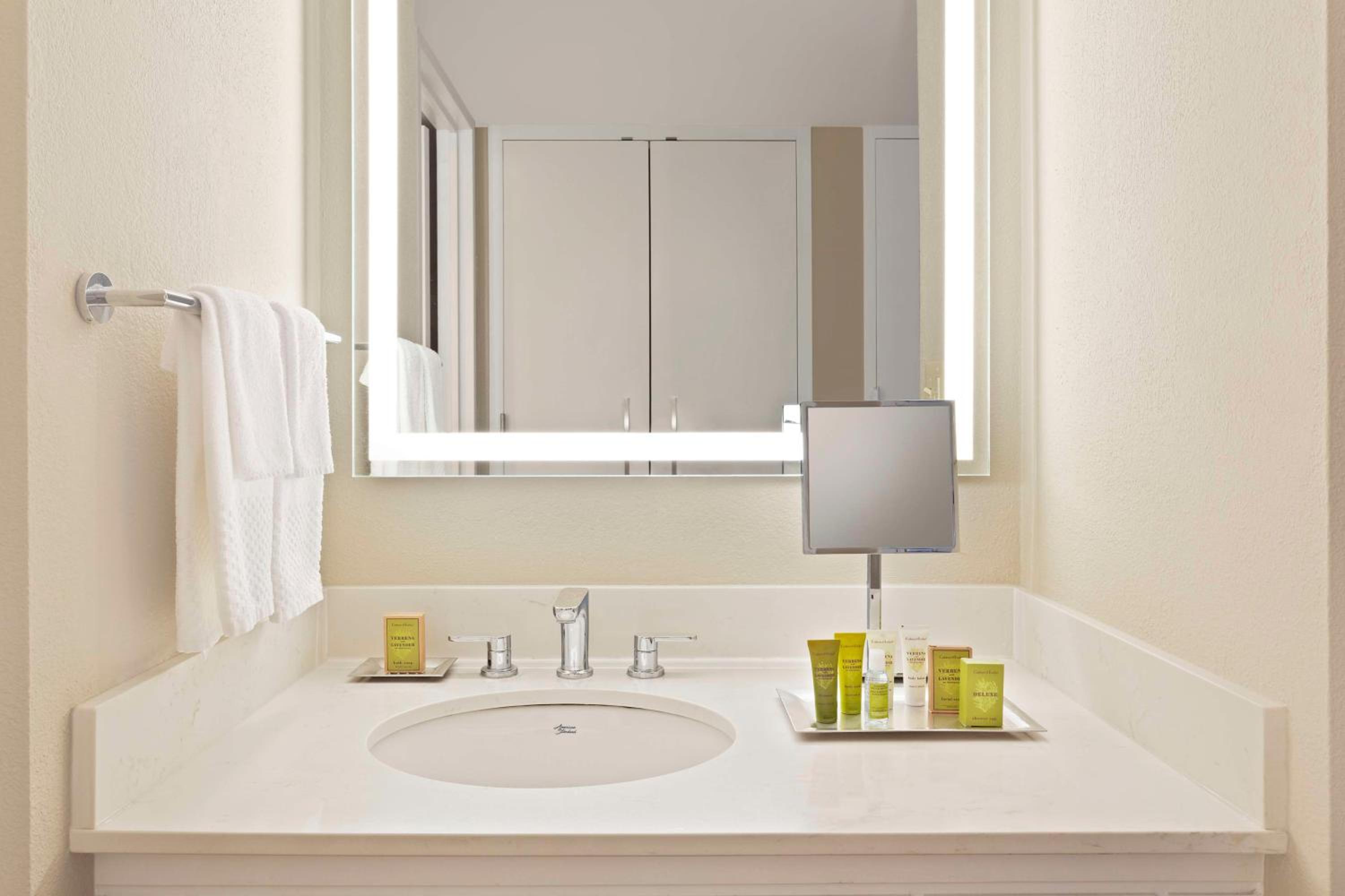 Фото Hilton Orlando Lake Buena Vista - Disney Springs Area