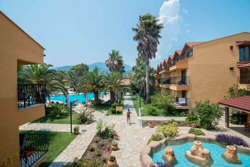 Внешний вид отеля Holiday Calbis в Ортадже, фото 1