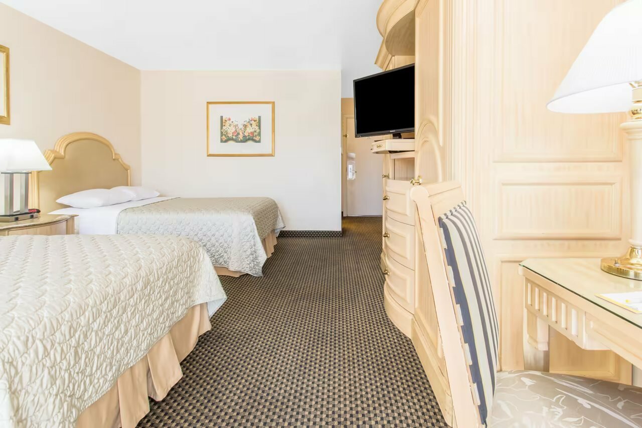 Фото Days Inn by Wyndham Modesto