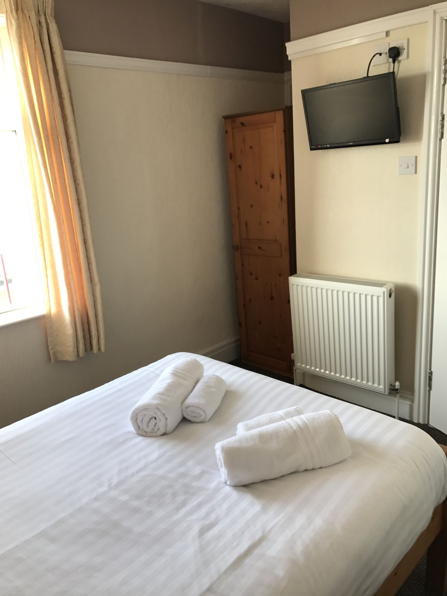 Фото Queens Plaza Hotel