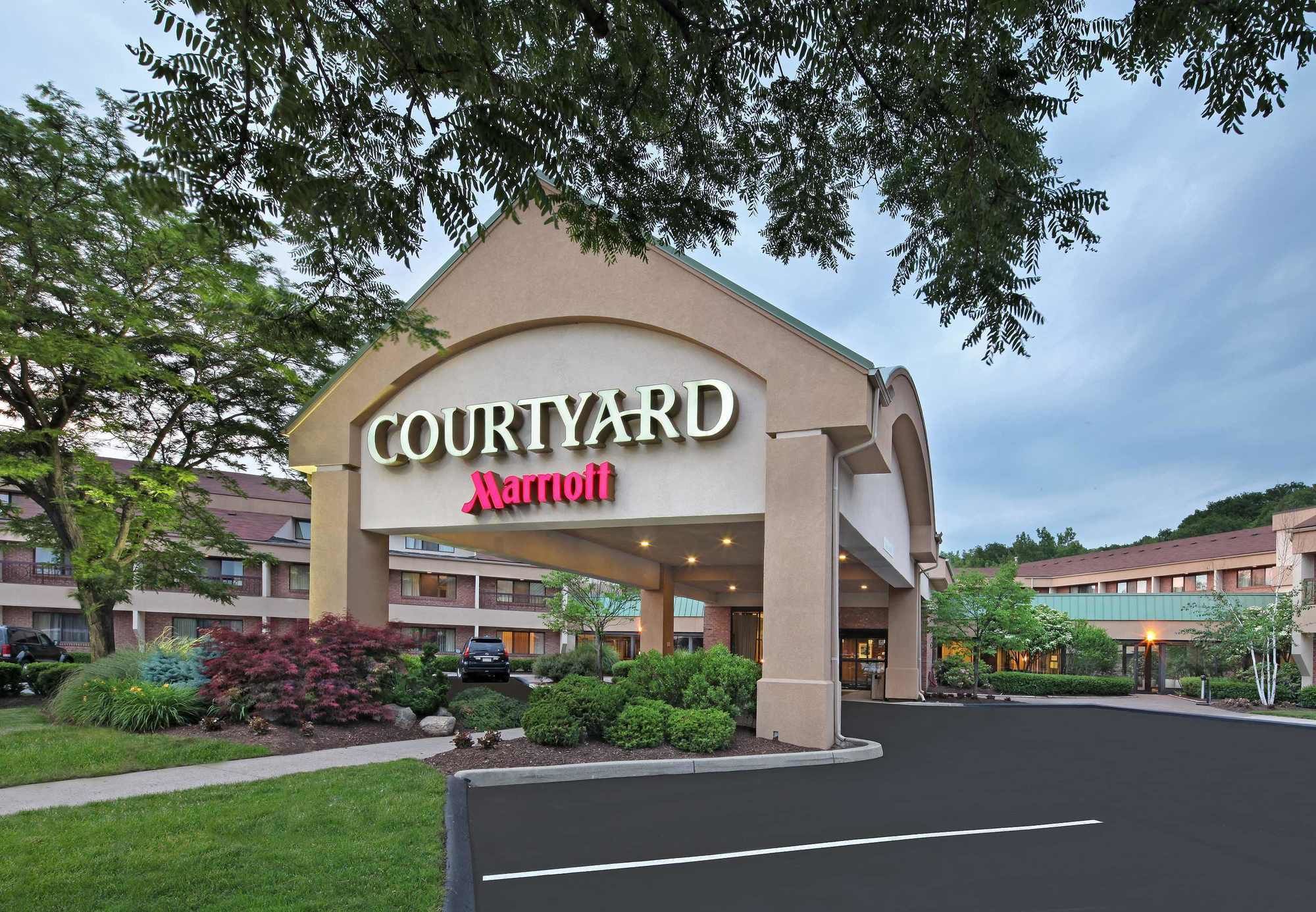 Фото Courtyard by Marriott Hartford Cromwell