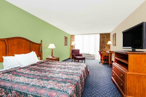 Гостиница Days Inn & Suites by Wyndham Se Columbia Ft Jackson