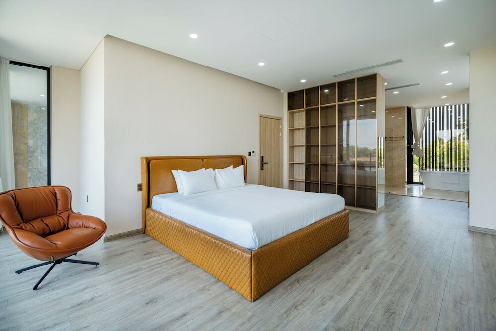 Фото Deluxe Riverfront Pool Villas Danang