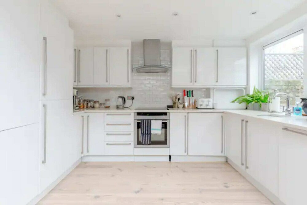 Фото Beautifully Designed 2bd House - by Queen's Park!